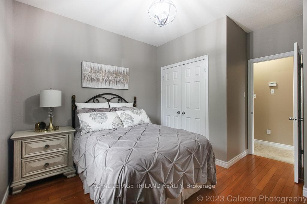 592 CLEARWATER Crescent photo 13