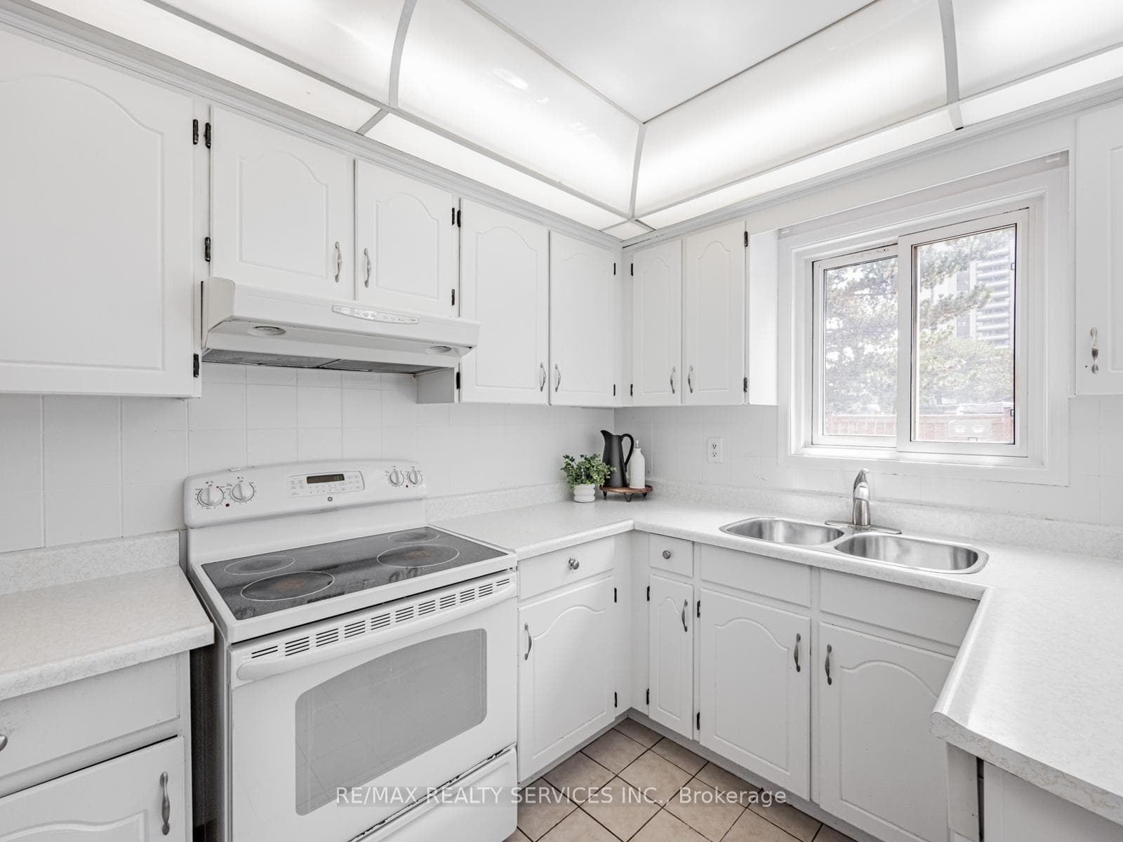 9 Garview Court photo 11