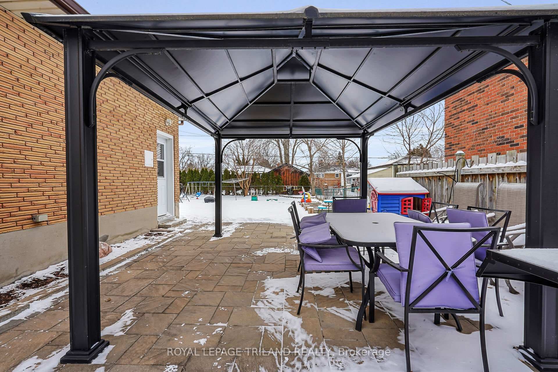 25 Hawkesbury Avenue photo 42