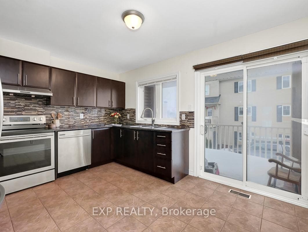2003 MADRID Avenue photo 17