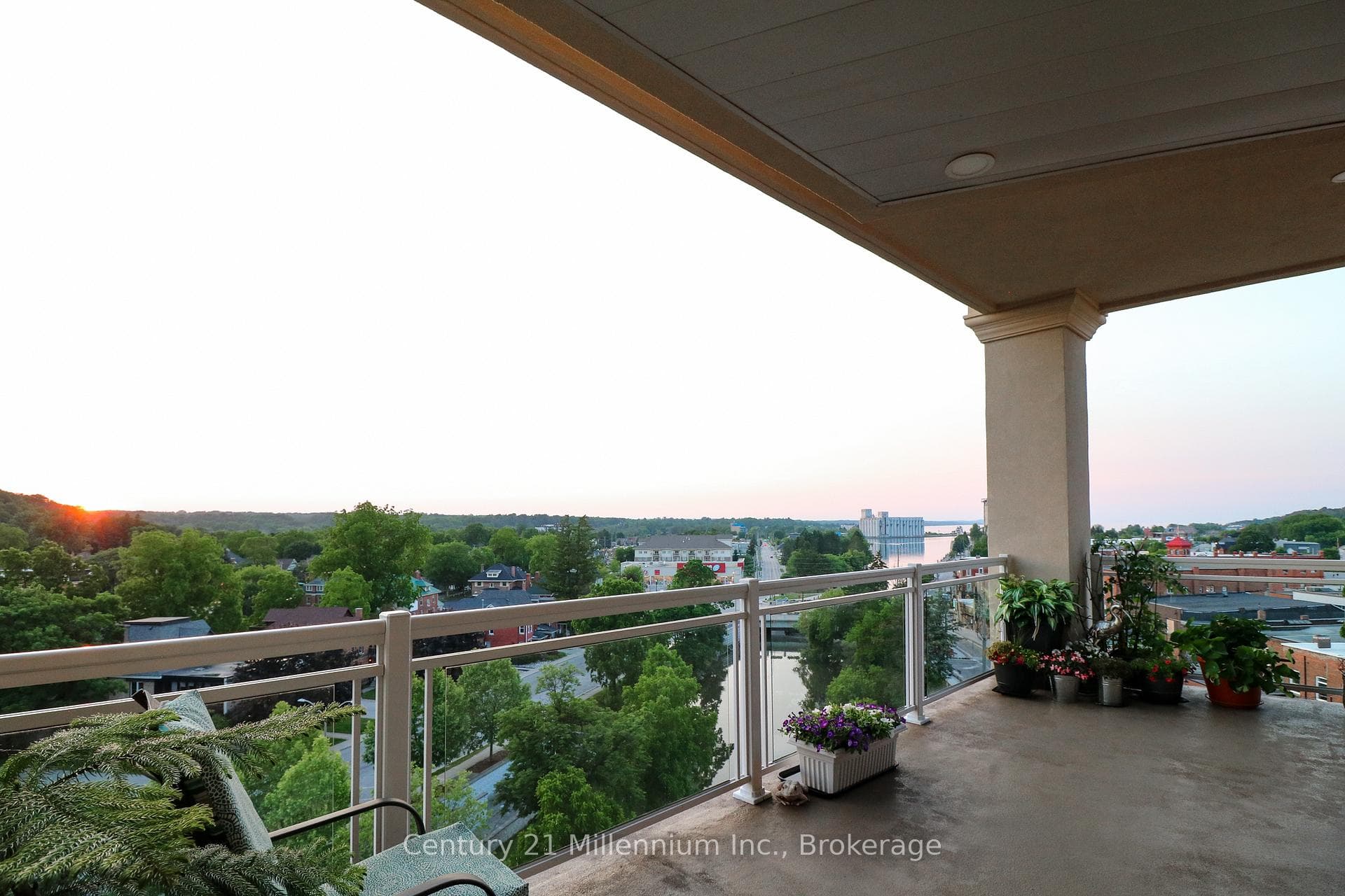 Large glass railing allows for unobstructed views