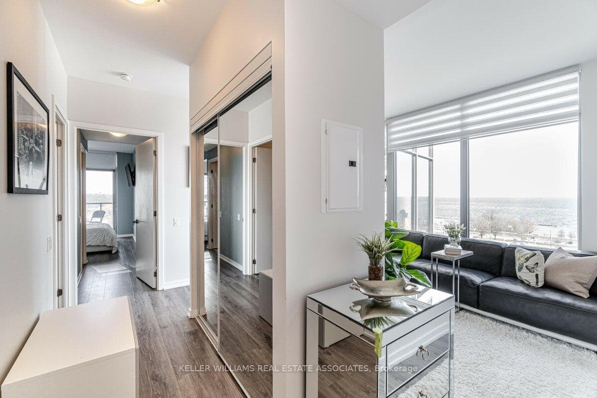 103 The Queensway Avenue Unit 904 photo 4