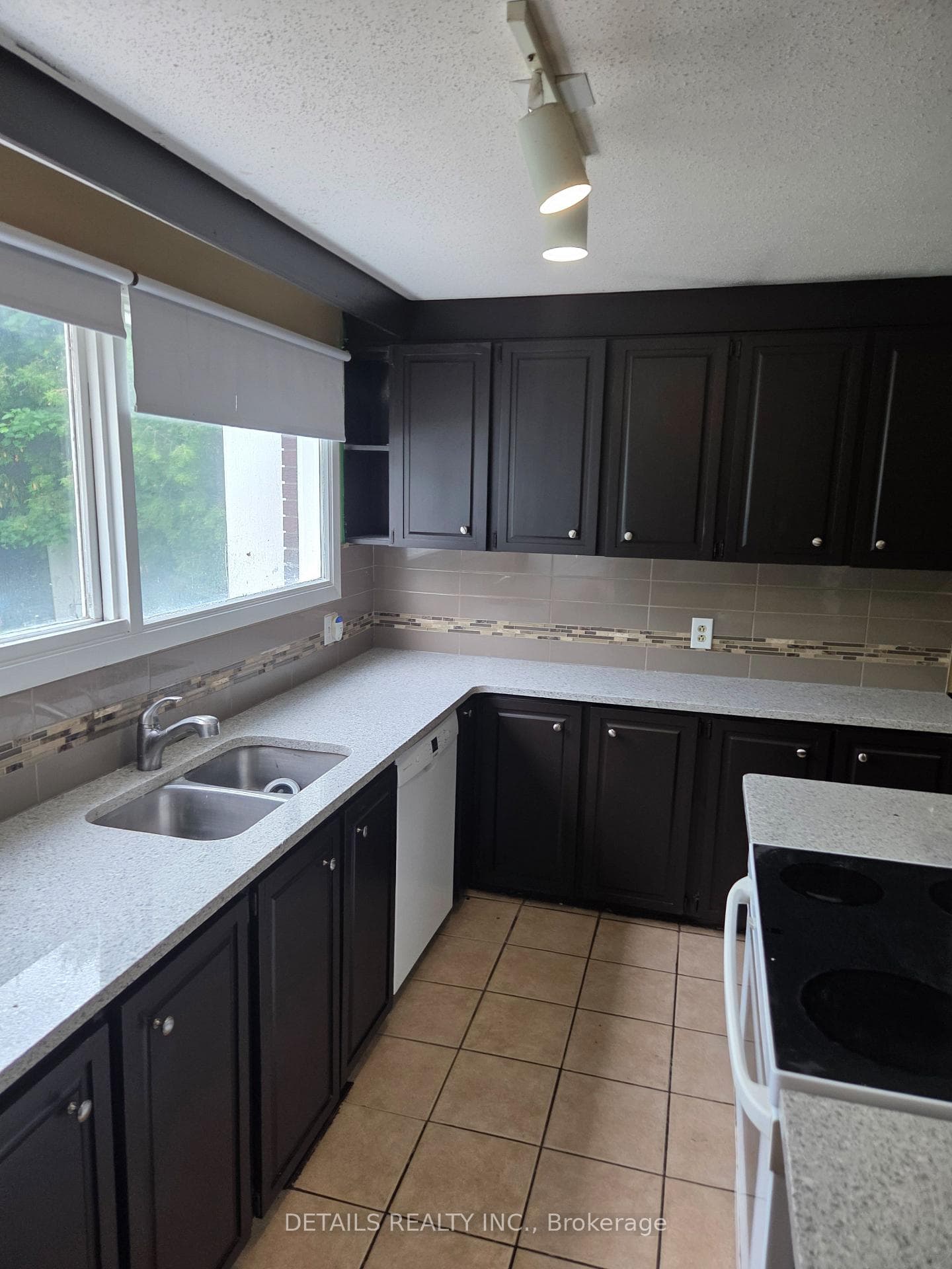 46 BEAUMARIS Drive photo 3