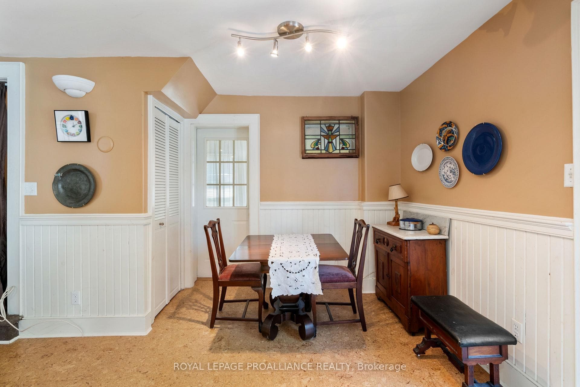 568 James Street photo 21