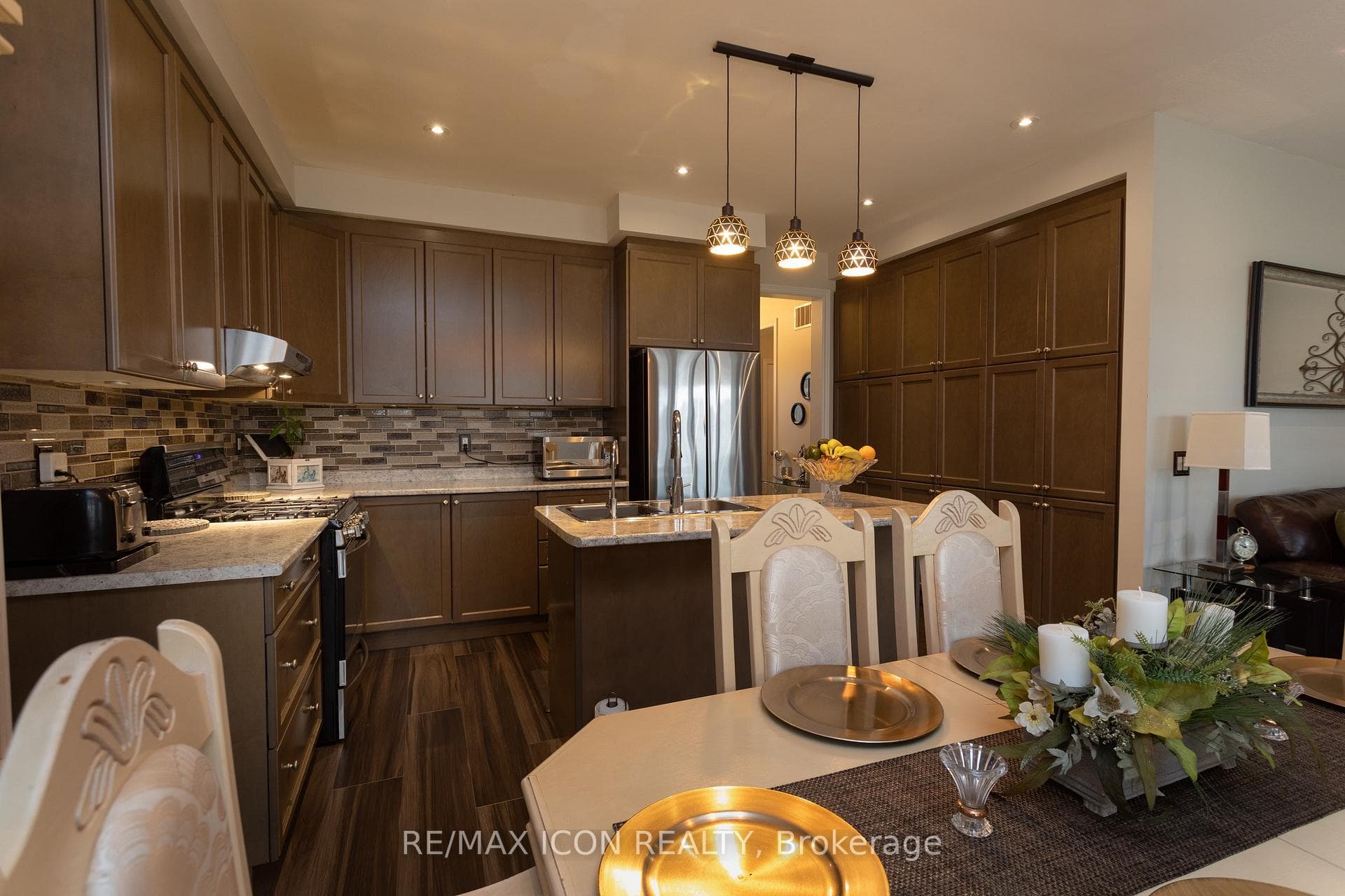 1024 Upper Thames Drive photo 8