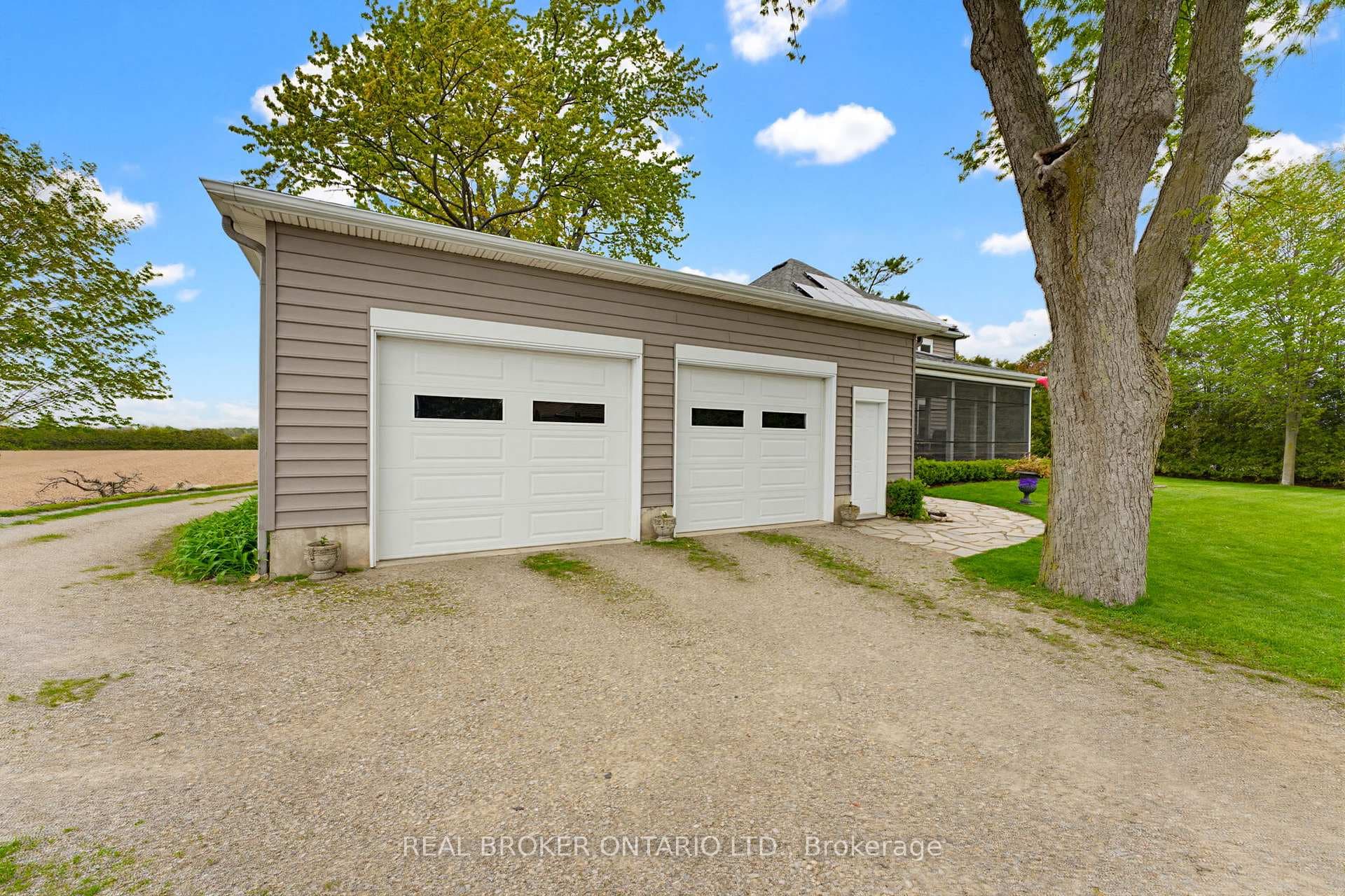 31 Maple Avenue photo 32
