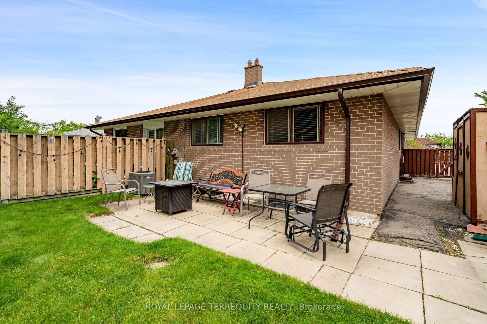 2403 Padstow Crescent photo 26
