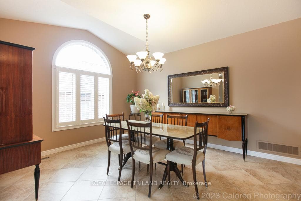 592 CLEARWATER Crescent photo 4