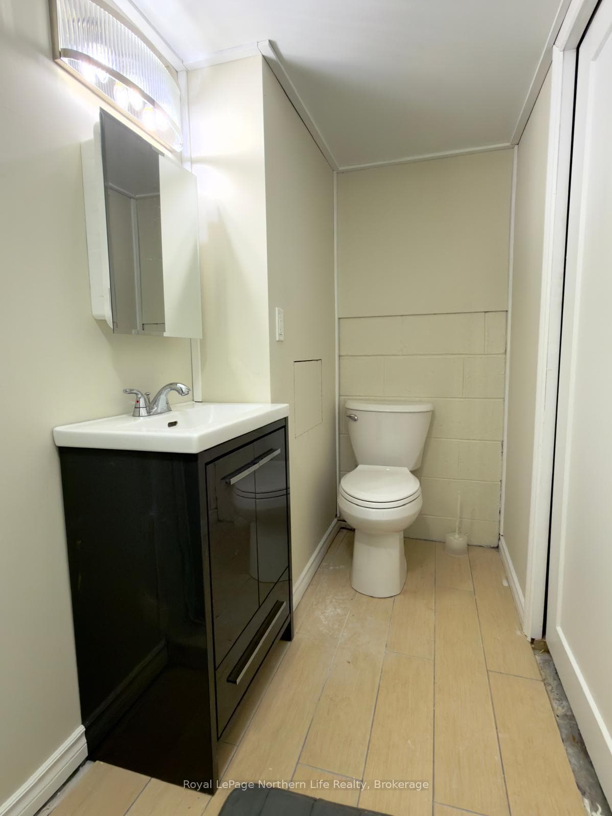 667 Montrose Avenue photo 32