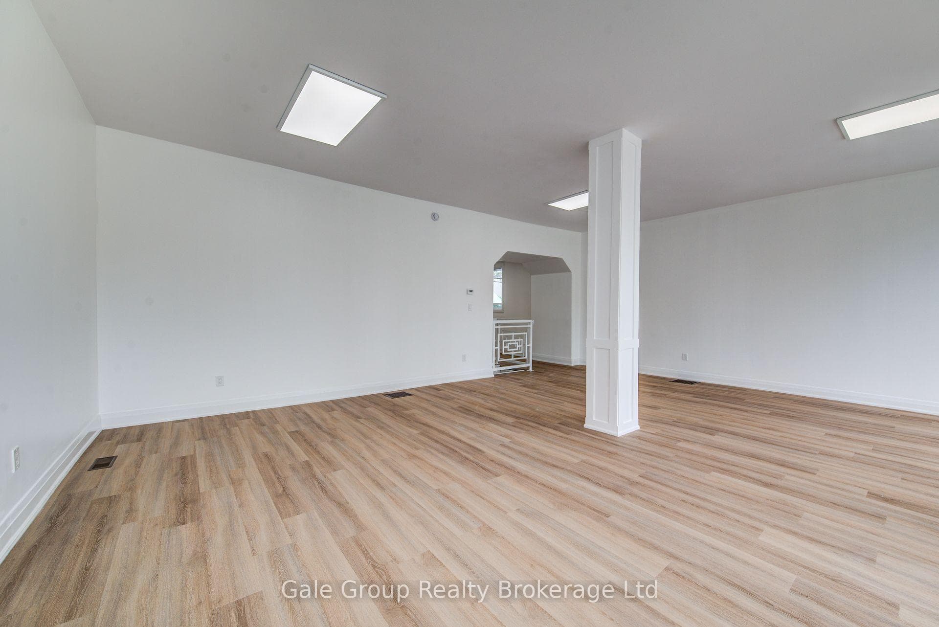 728 Dundas Street photo 14