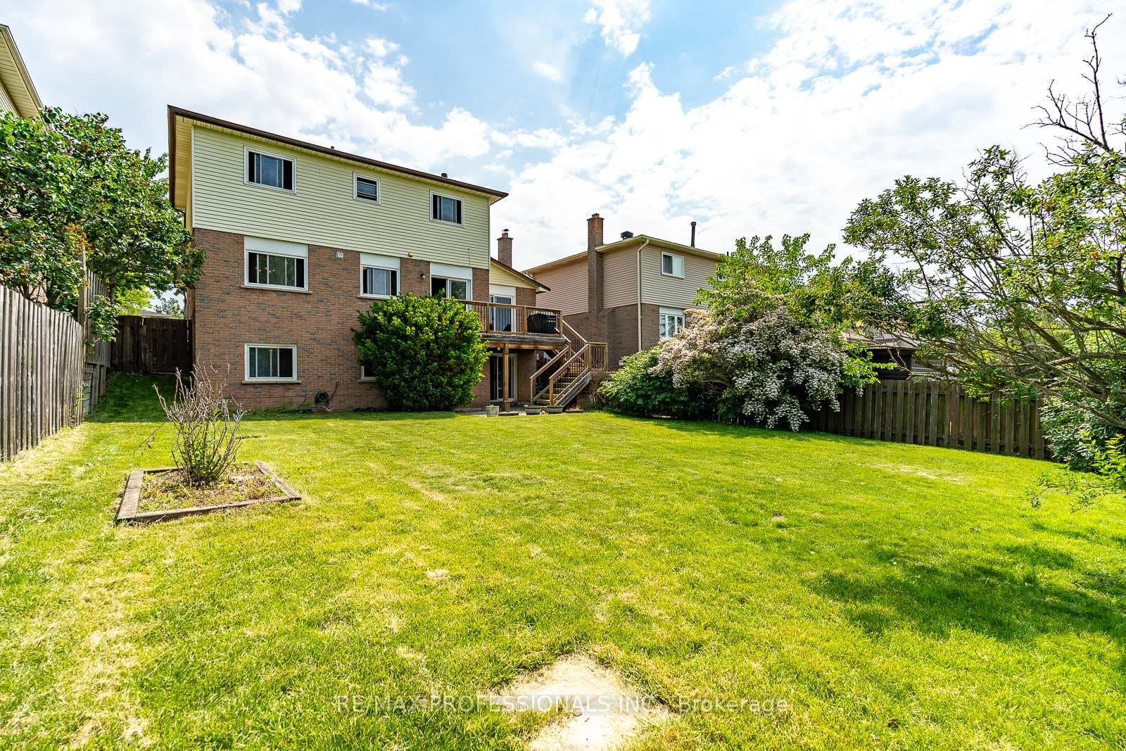 24 Hawkstone Crescent photo 5