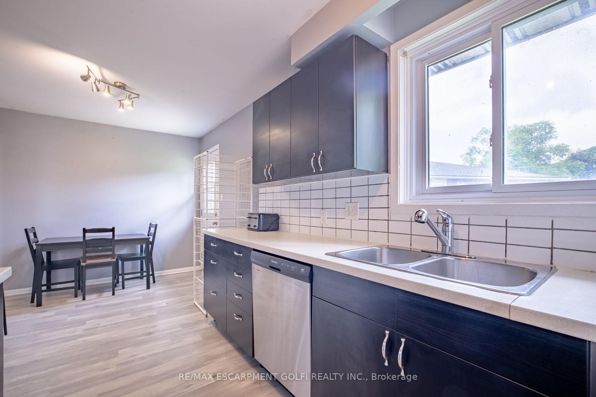 25 Lampman Crescent photo 9