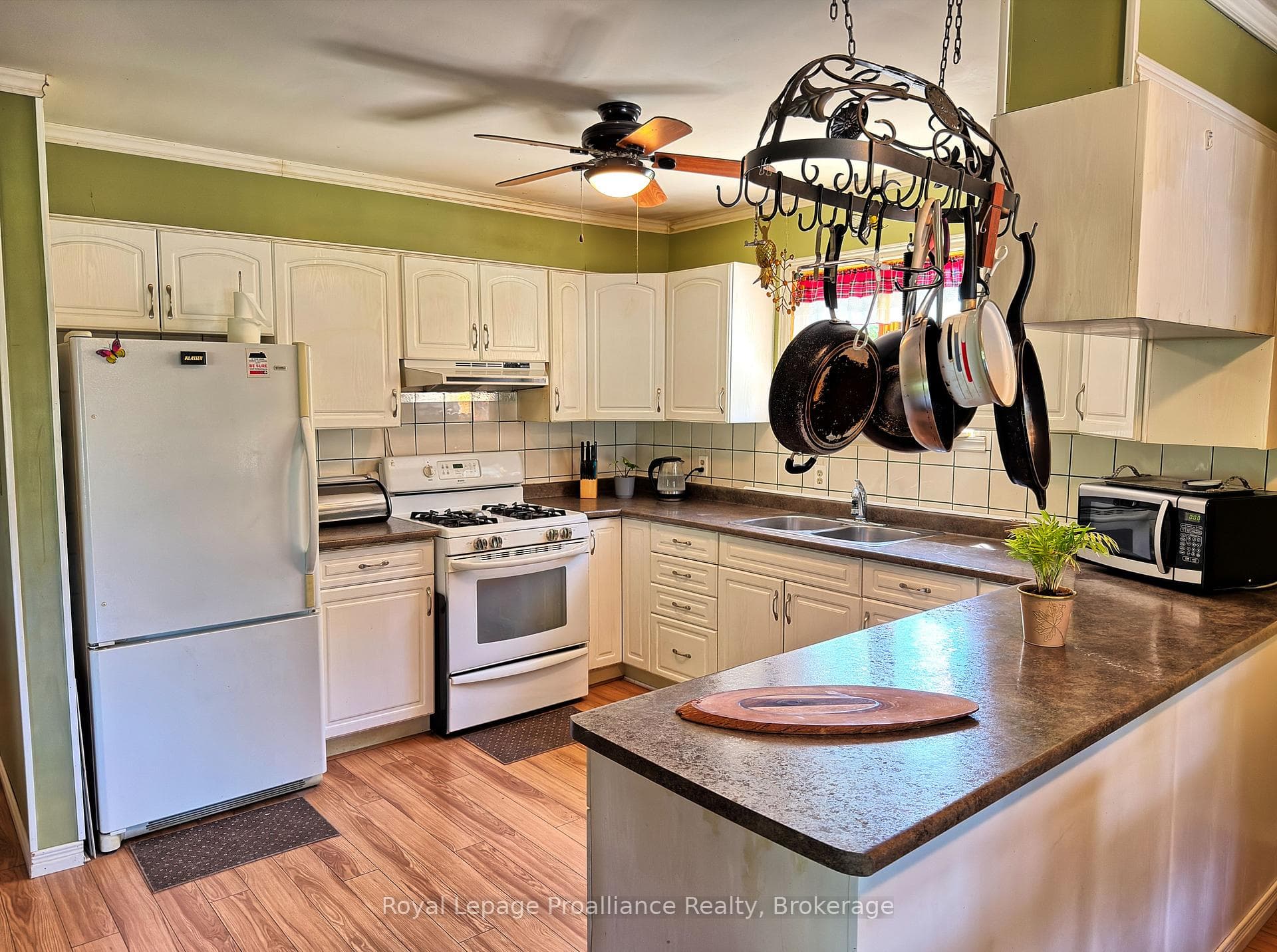 144 Wellington Street photo 5