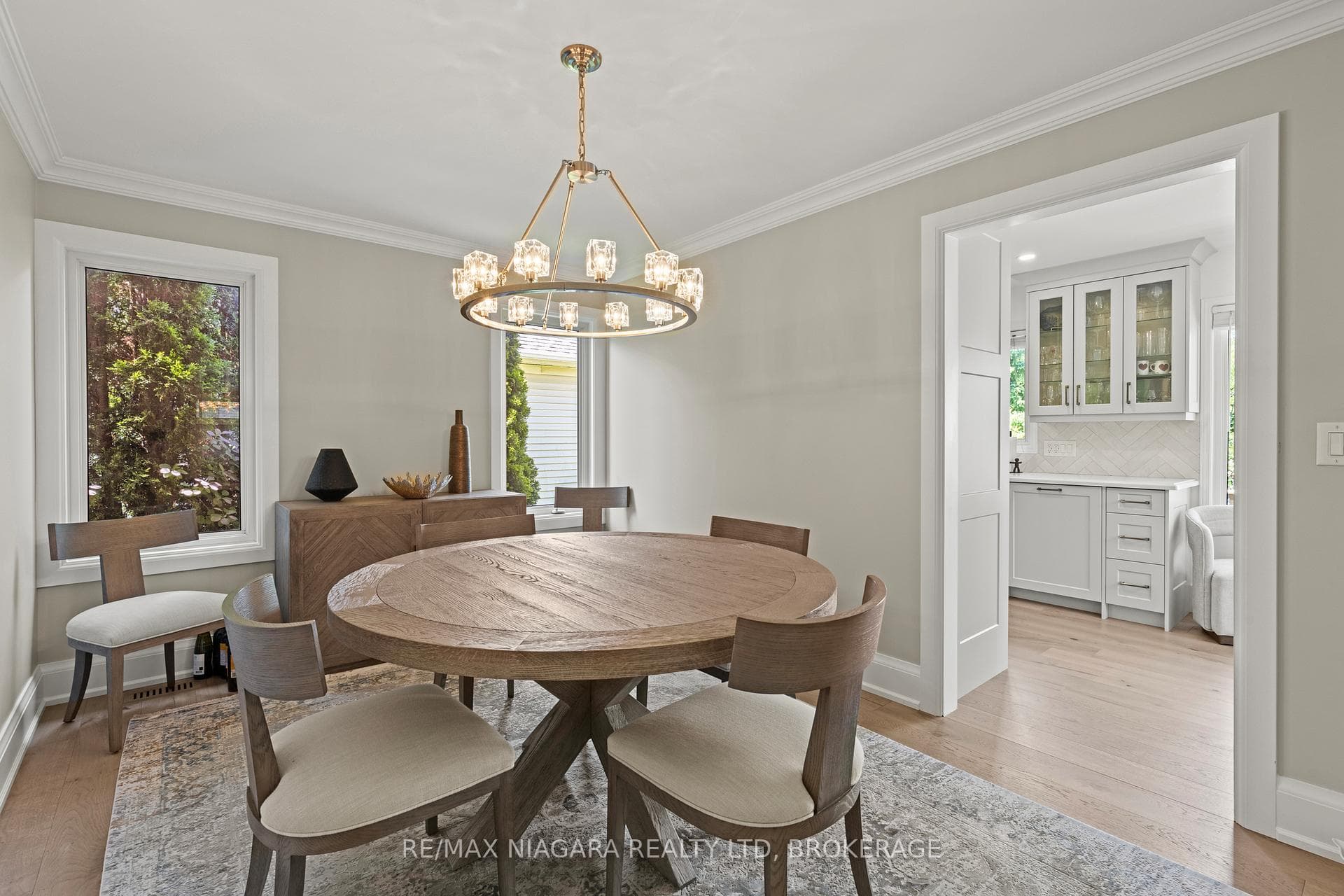 611 Victoria Street photo 16