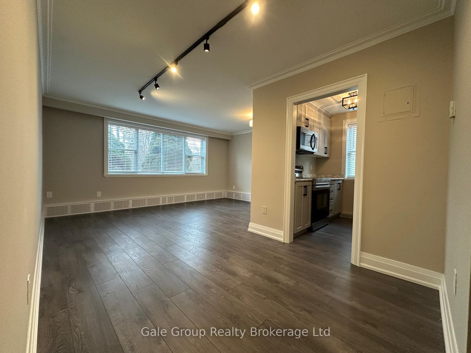 27 Paisley Boulevard Unit Unit 2 photo 2