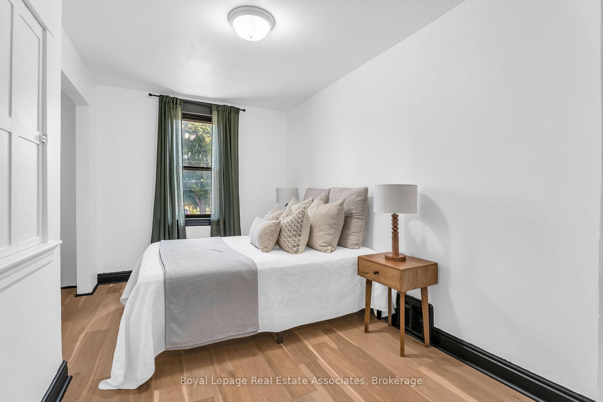 145 Margaret Street photo 25
