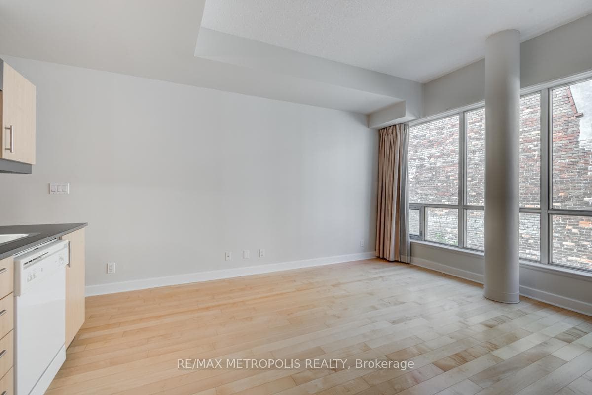 350 Wellington Street Unit 214 photo 7