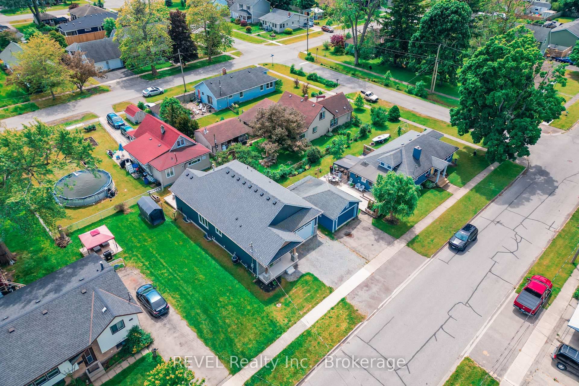 3733 Roxborough Avenue photo 3