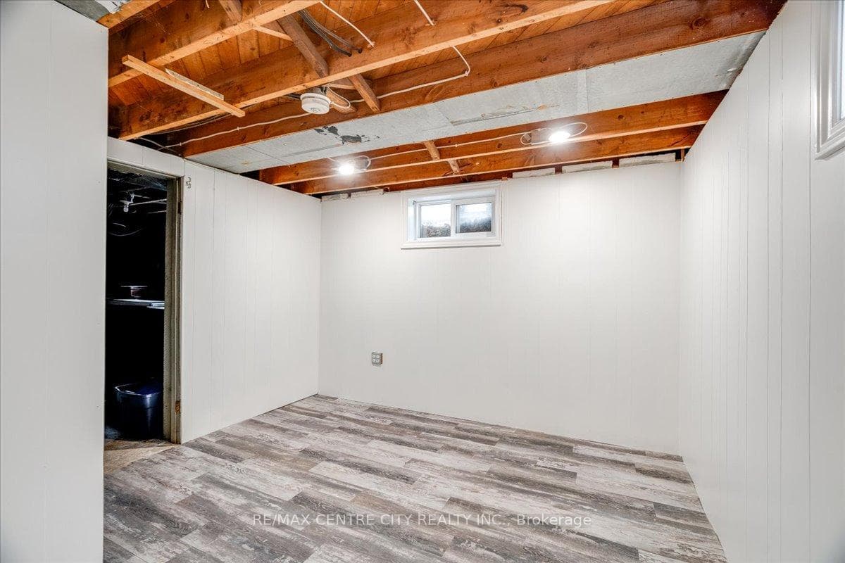 549 Victoria Street photo 17