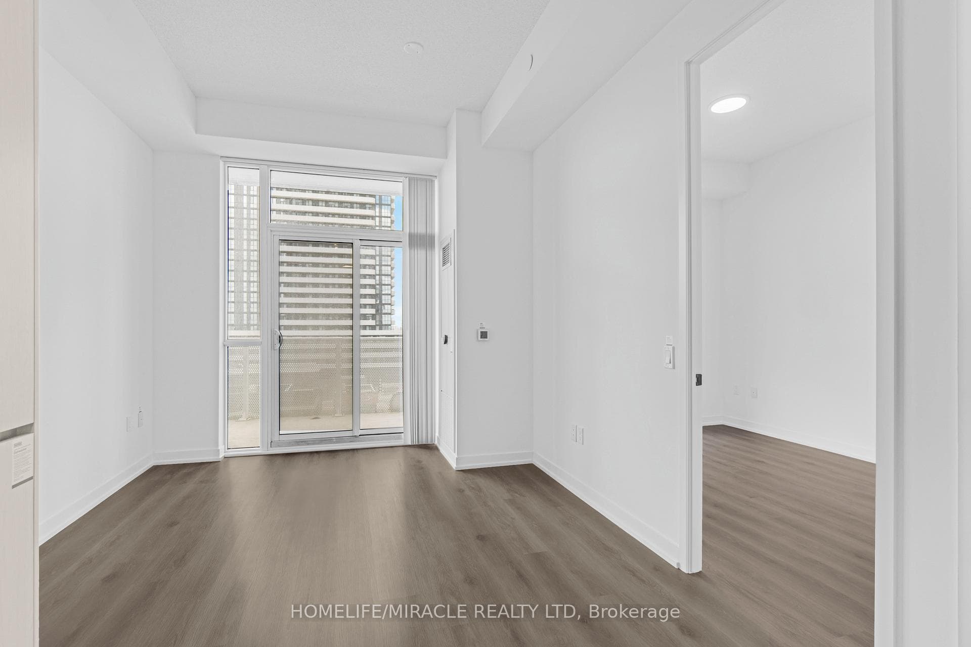 28 Interchange Way Unit 702 photo 16