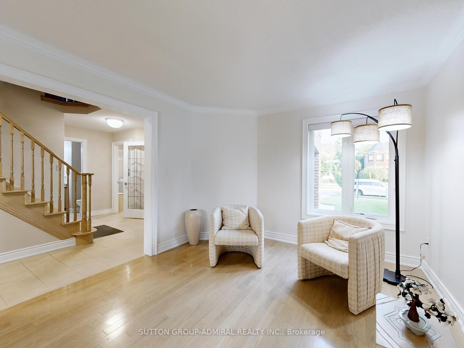 493 Highcliffe Drive photo 4