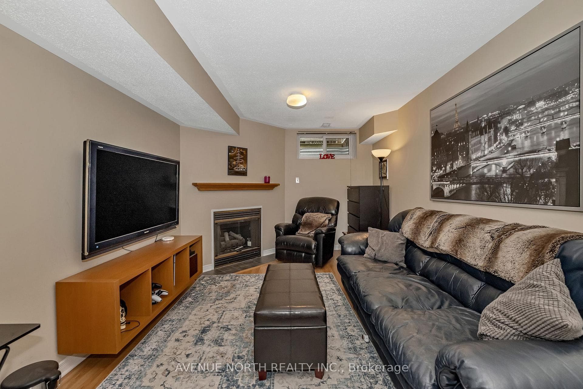 120 MARKLAND Crescent photo 26