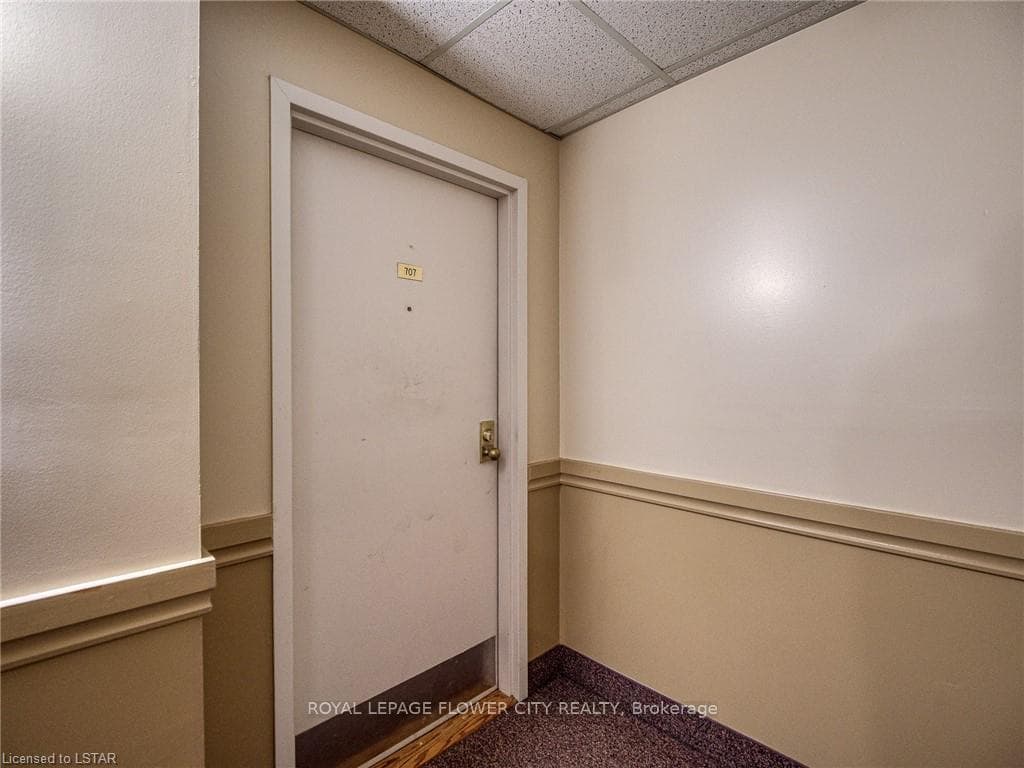 860 Commissioners Road Unit 707 photo 3