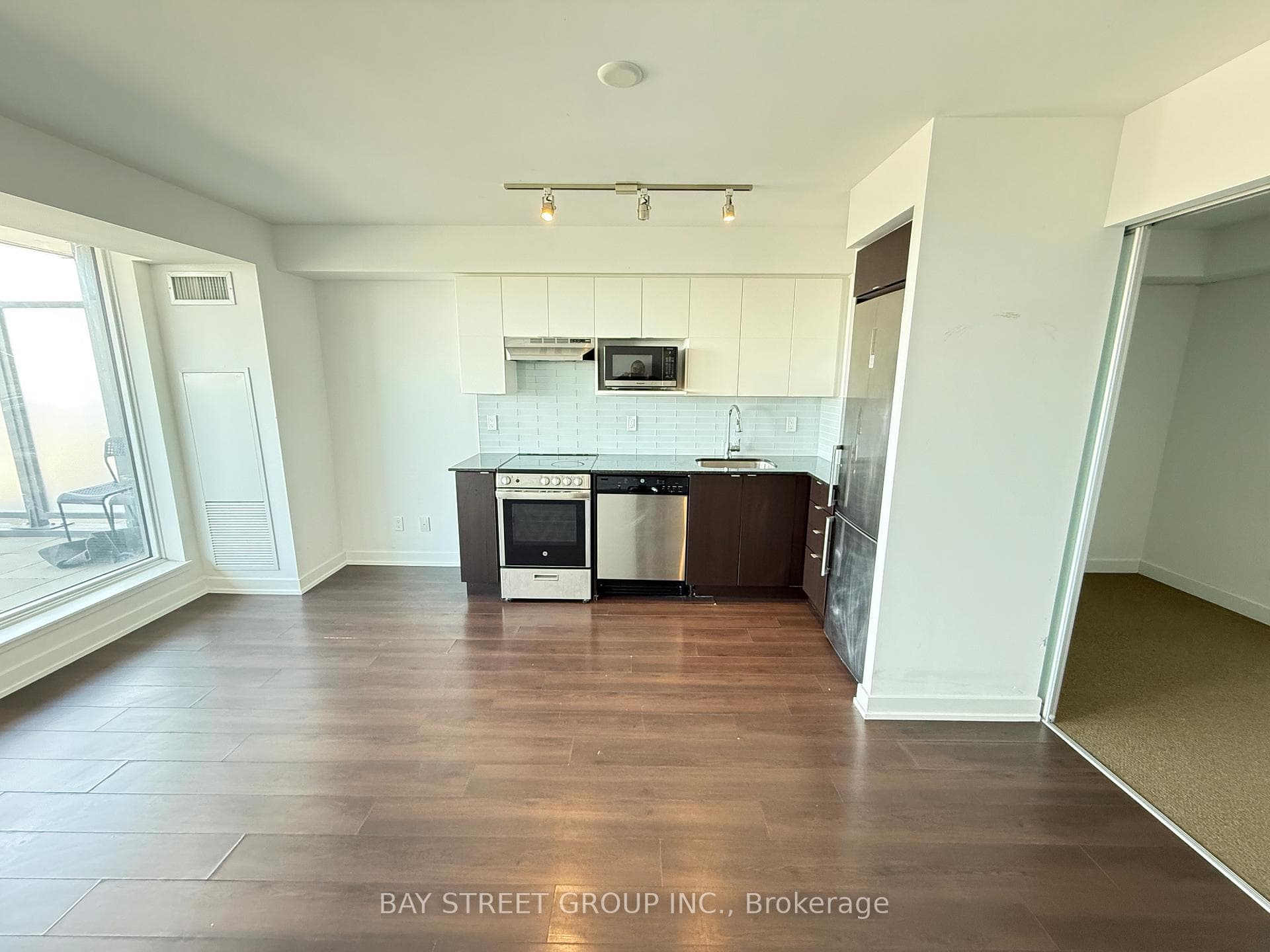120 Varna Drive Unit 807 photo 1