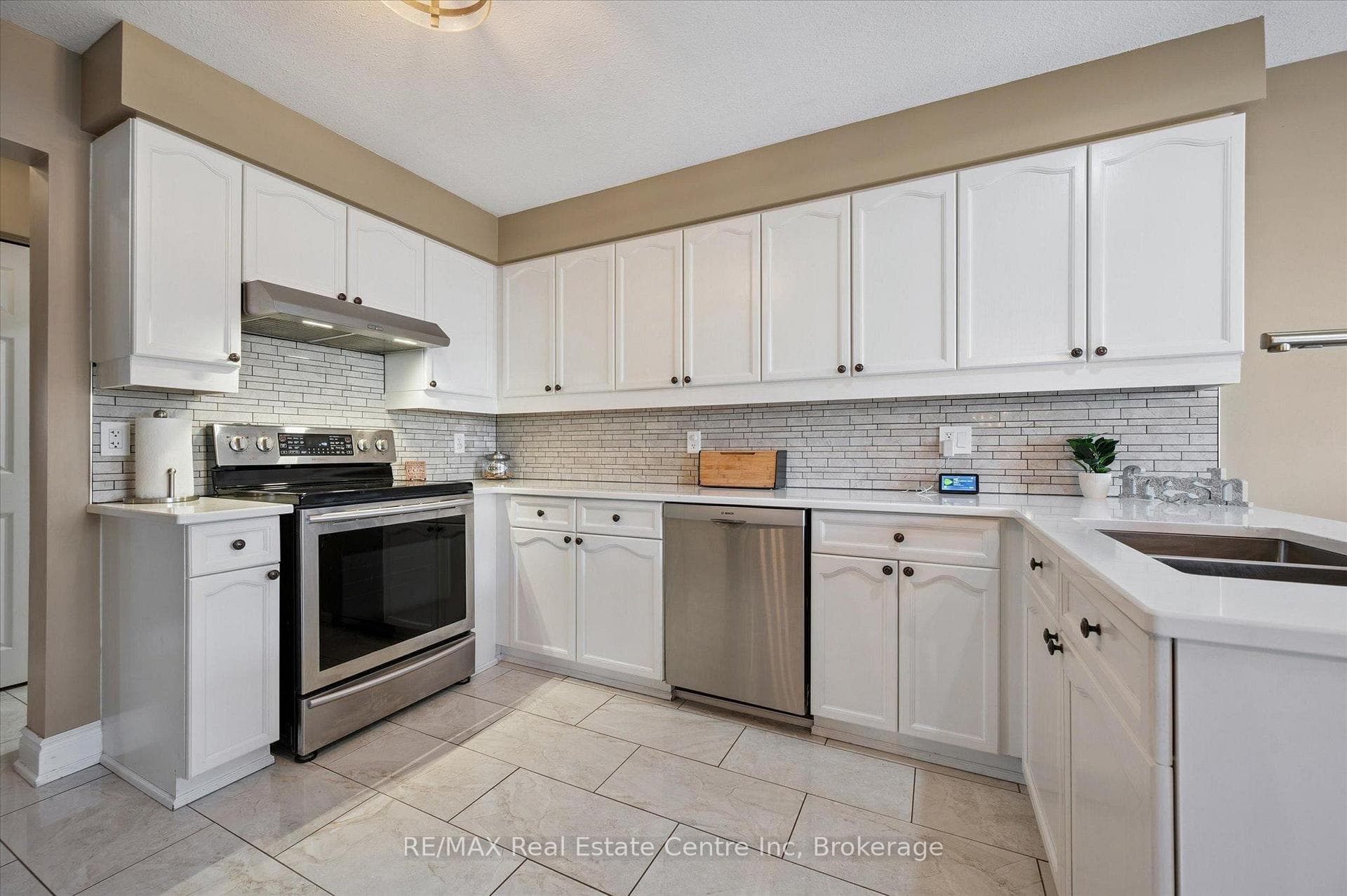 98 CEDARVALE Avenue photo 2