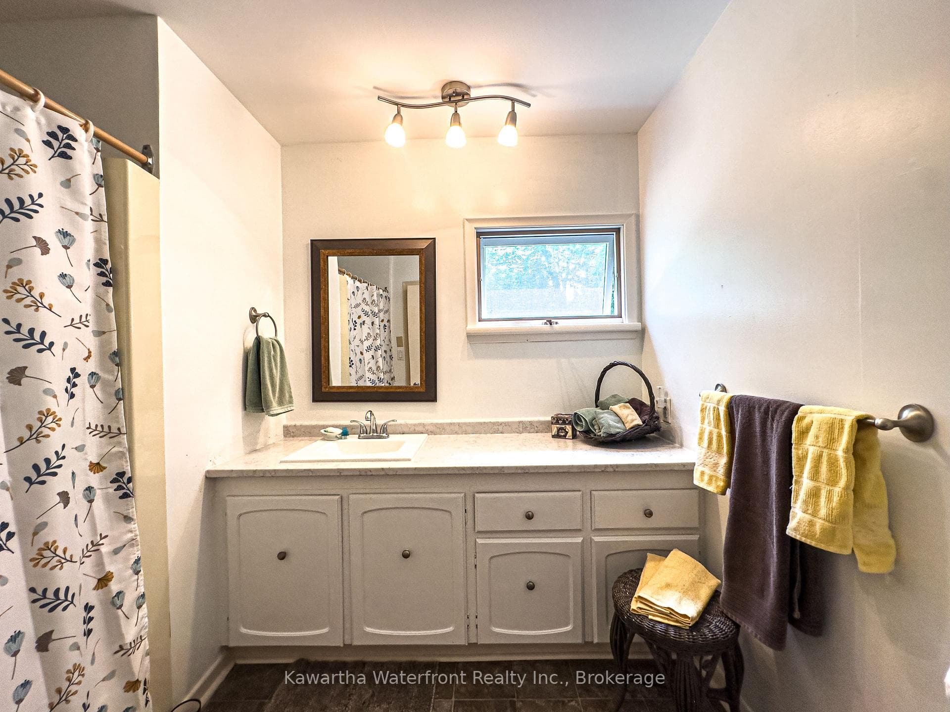 Main floor 4 piece bath