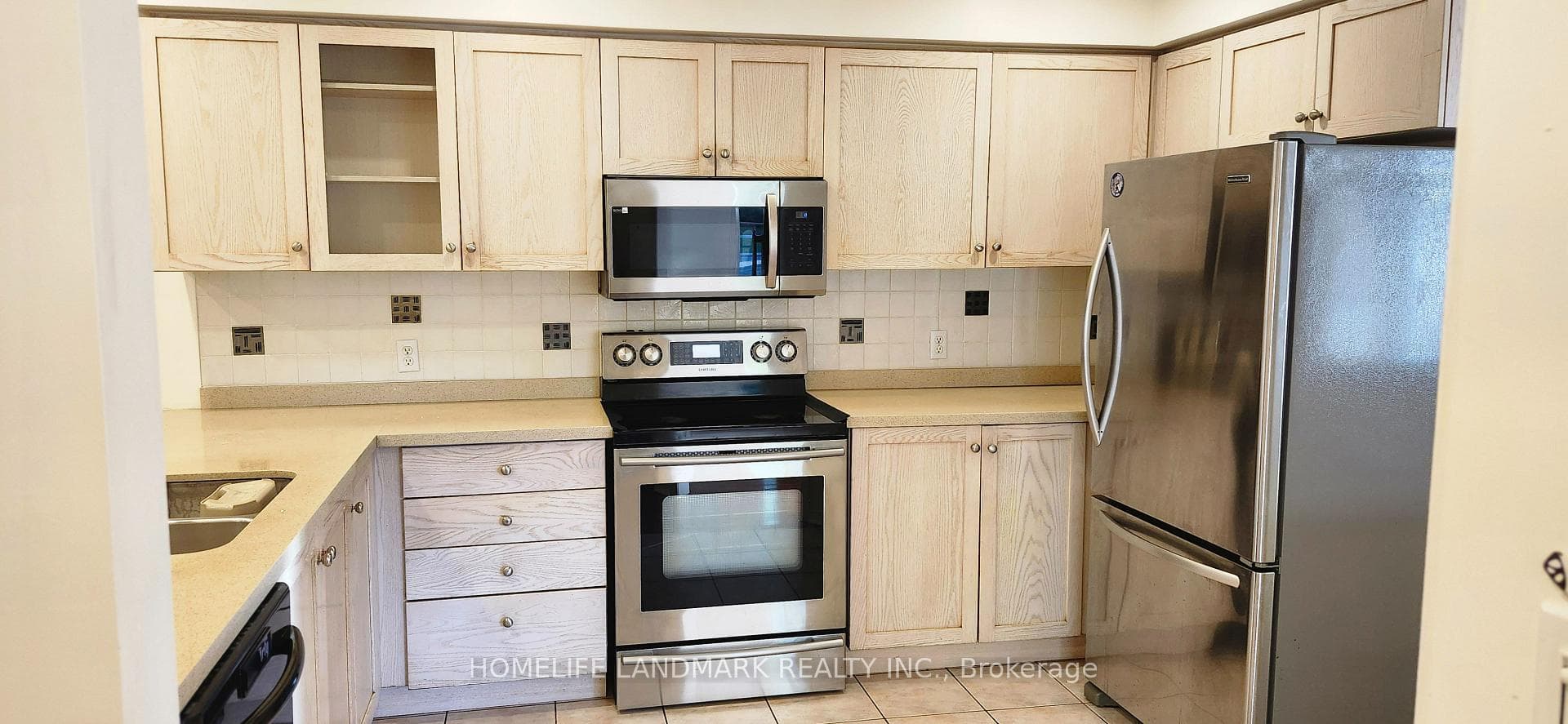 3 sided large kitchen with Quartz counter top