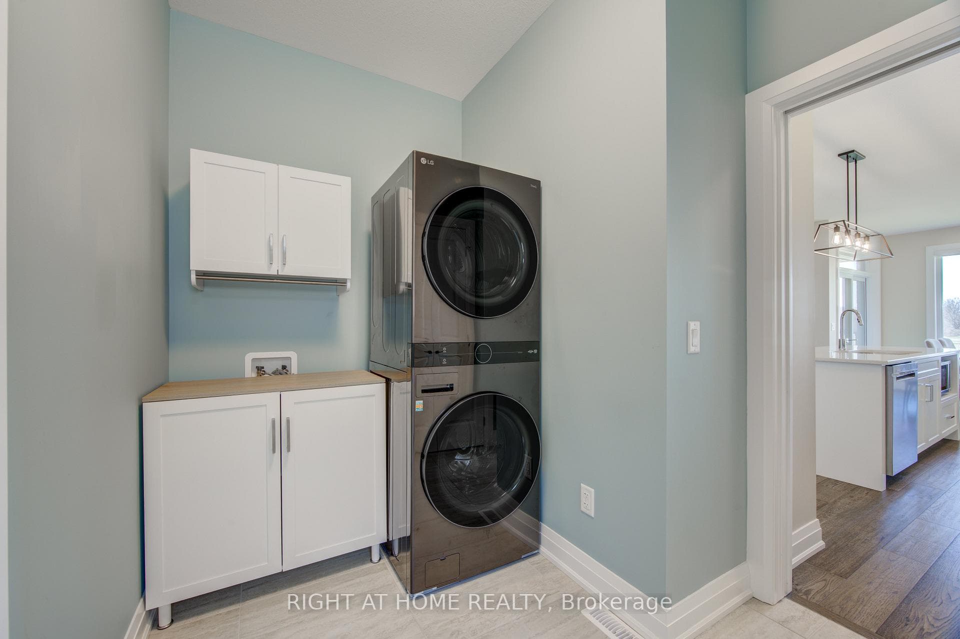 2043 LOCKWOOD Crescent photo 21