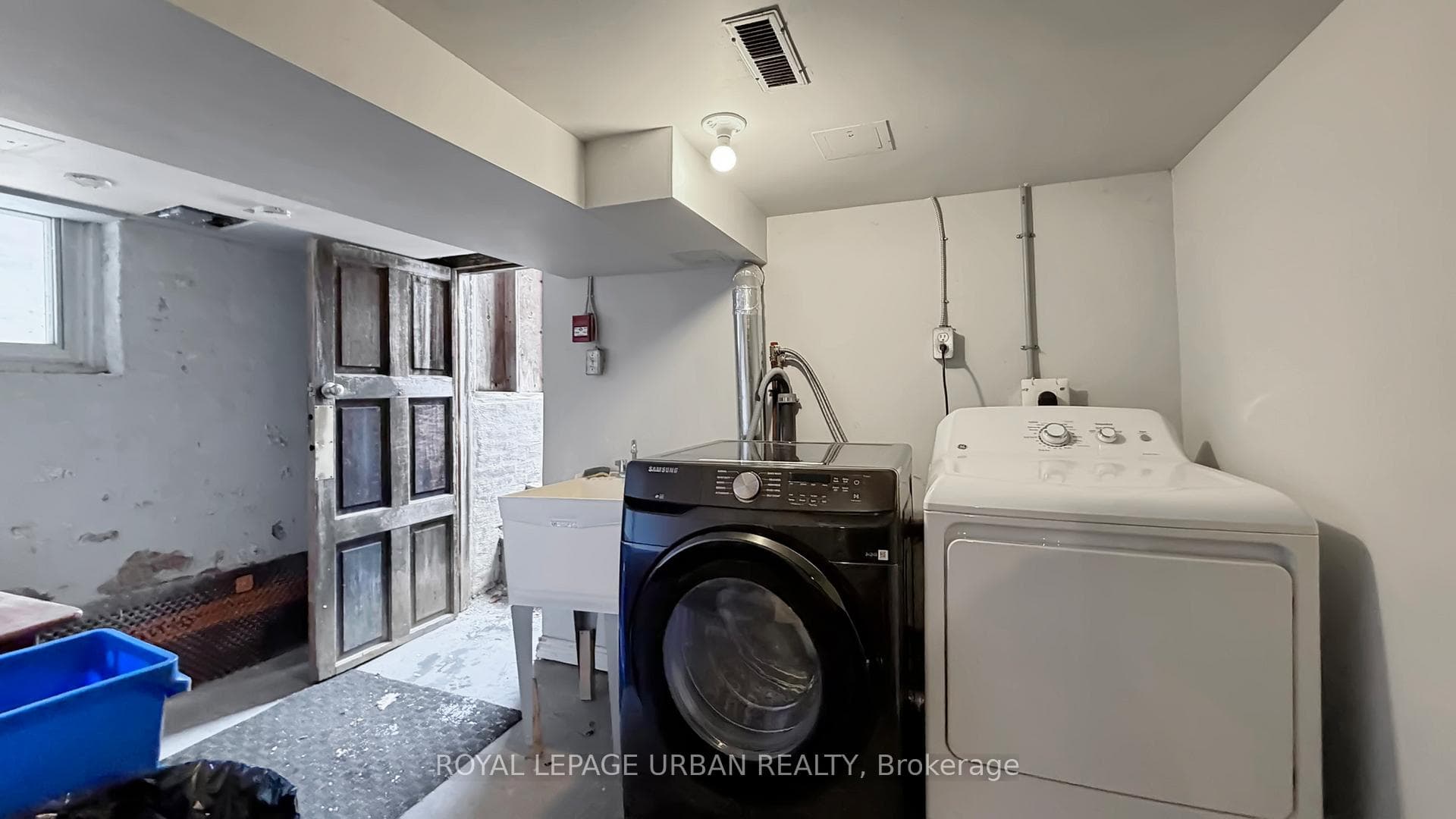 917 Carlaw Avenue Unit 2nd Floor photo 9