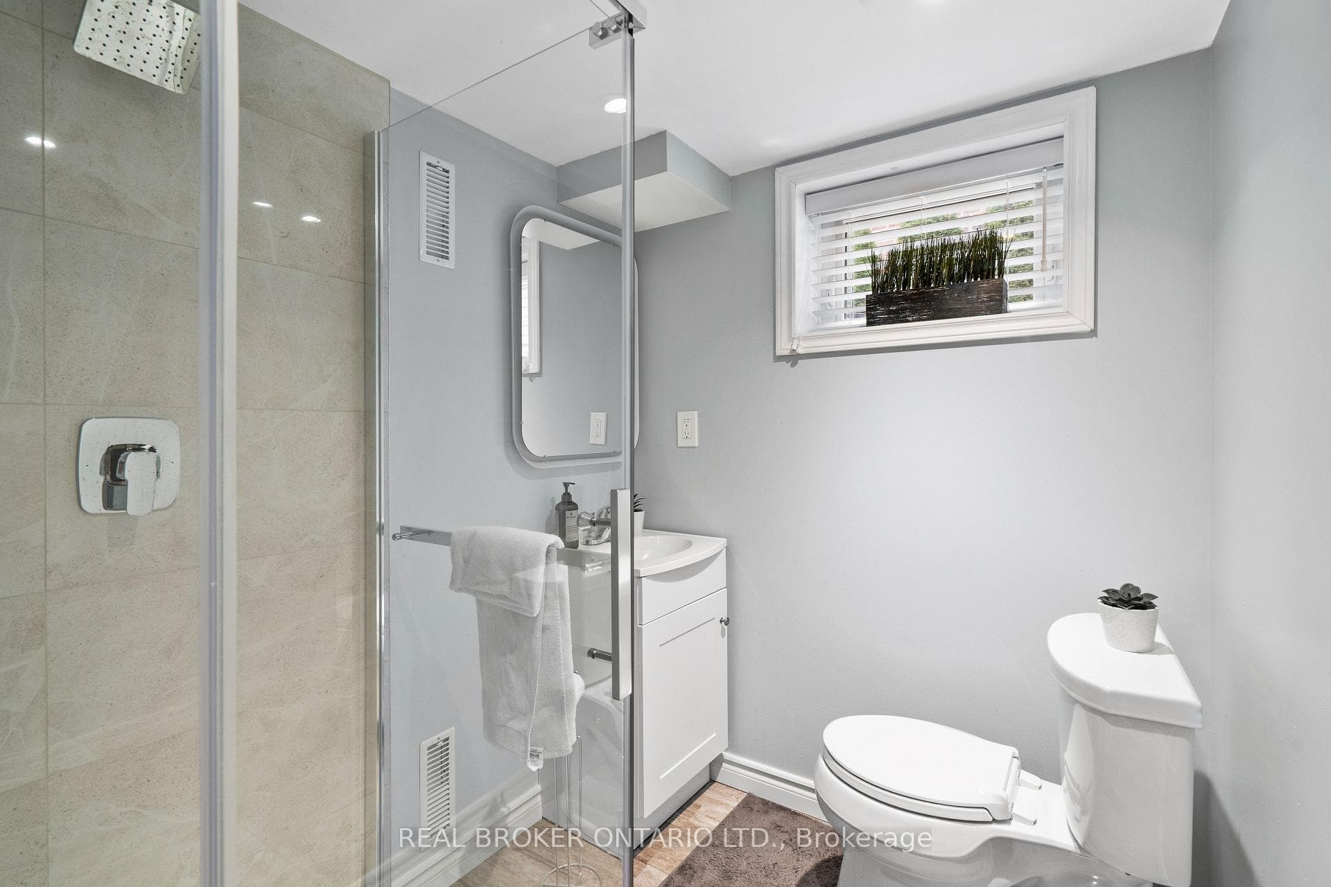 21 Decarie Circle photo 28