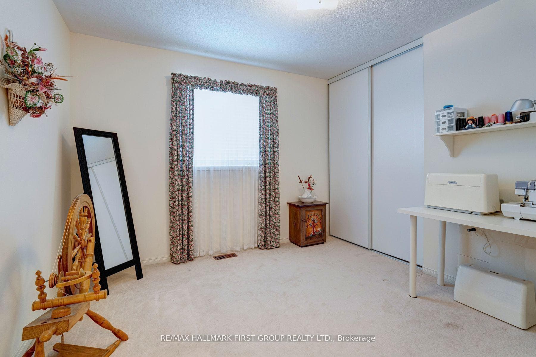 1300 Ashgrove Crescent photo 20