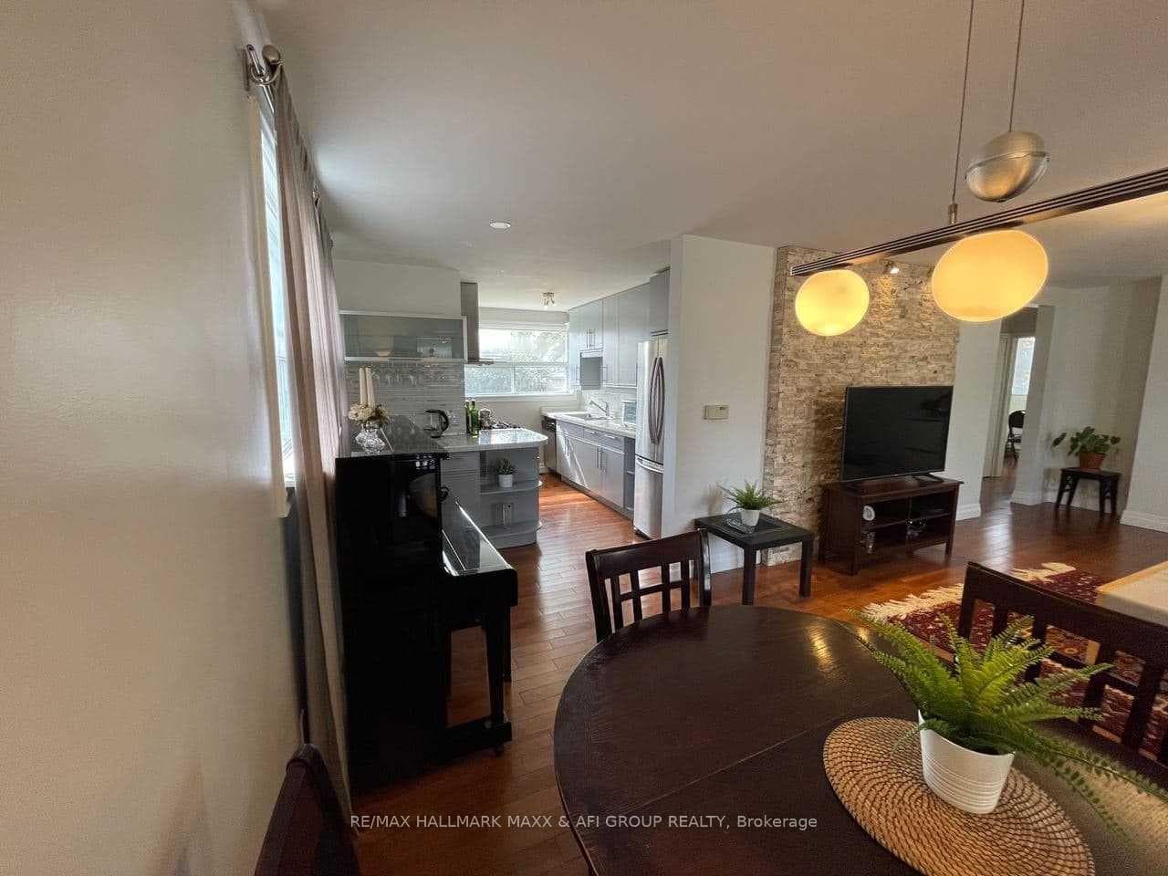 95 Cartier Crescent Unit Main photo 9