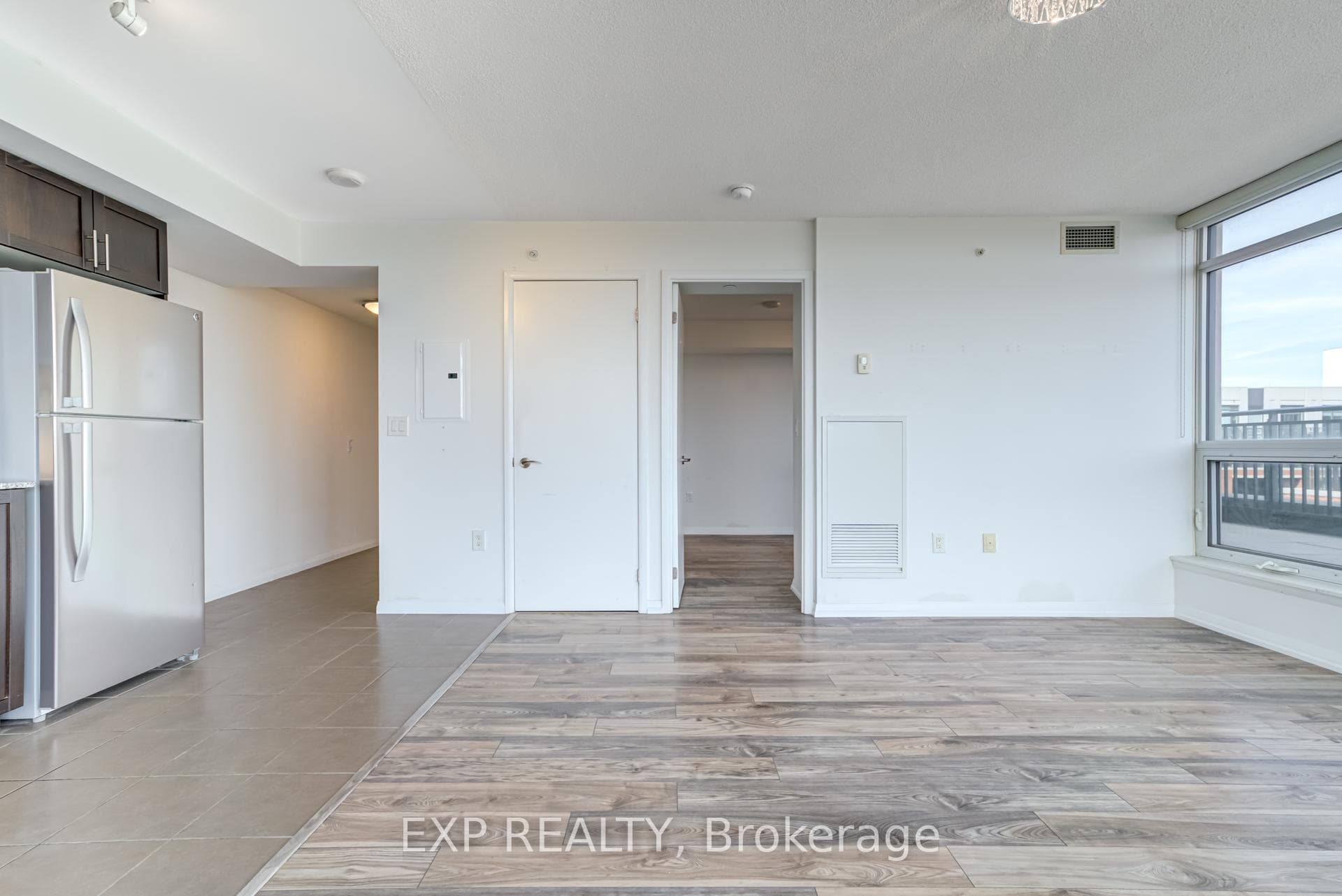736 - 830 lawrence Ave W