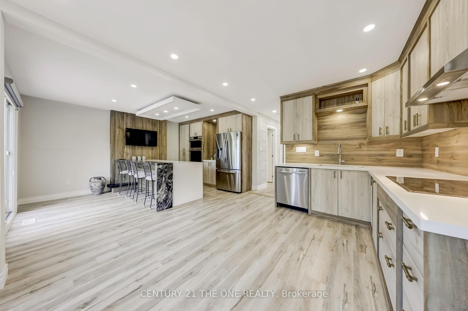1746 Mount Albert Road photo 13