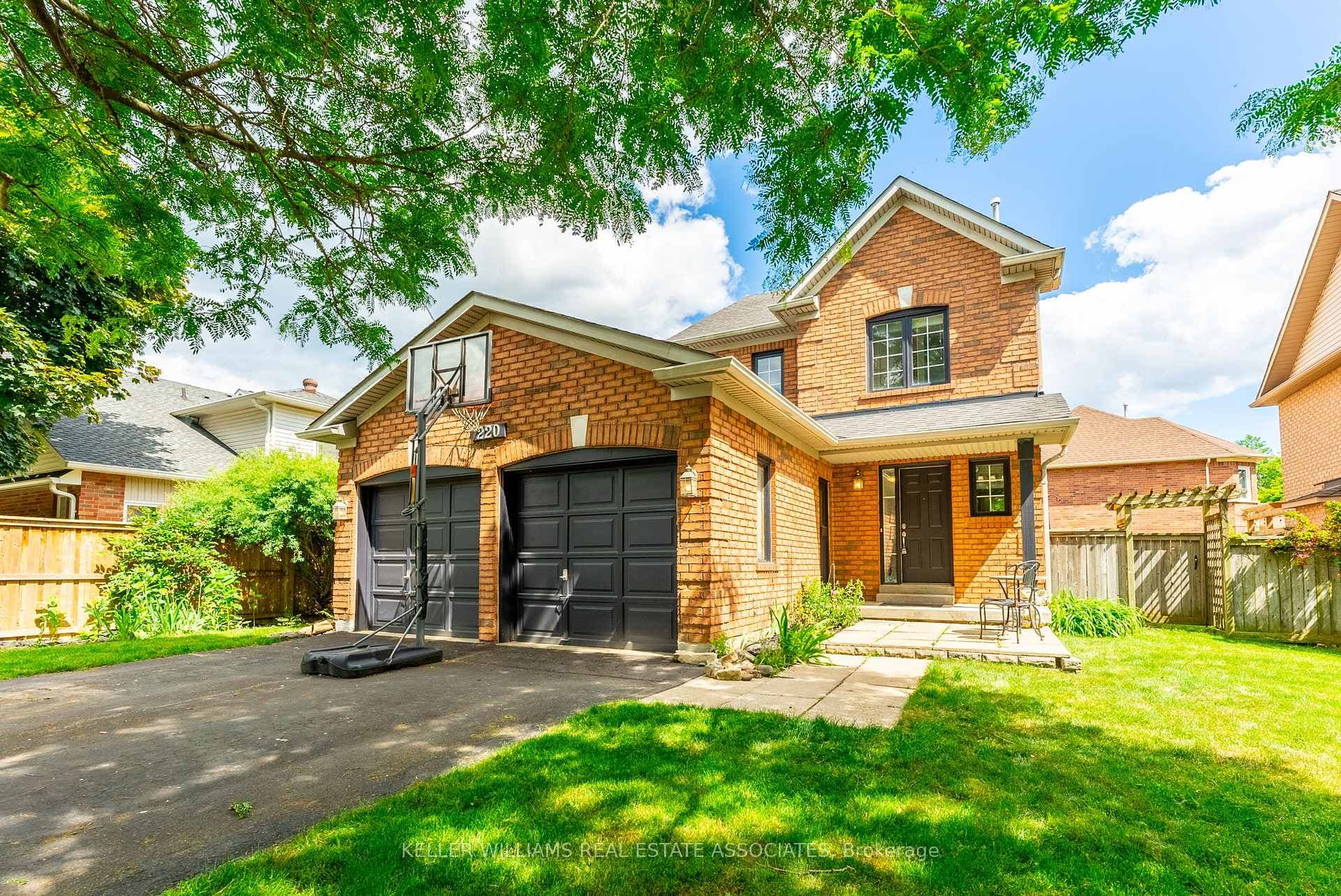 220 Fellowes Crescent photo 1