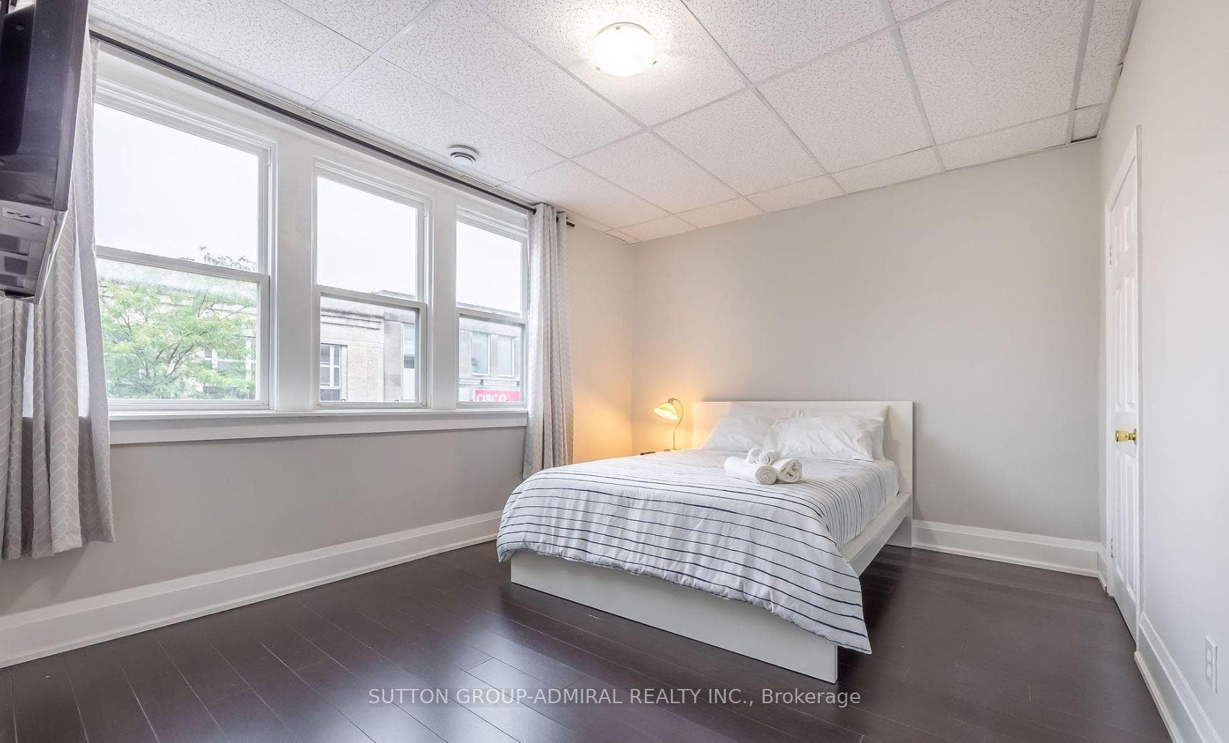 4507 Queen Street photo 8