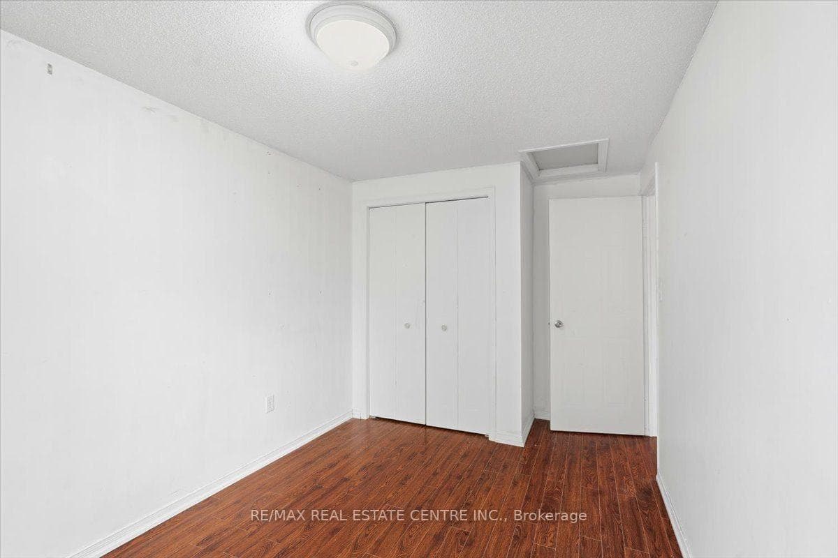 15 Roehampton Crescent photo 11