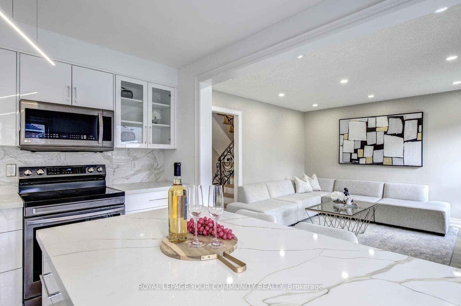 140 Blackthorn Drive photo 13