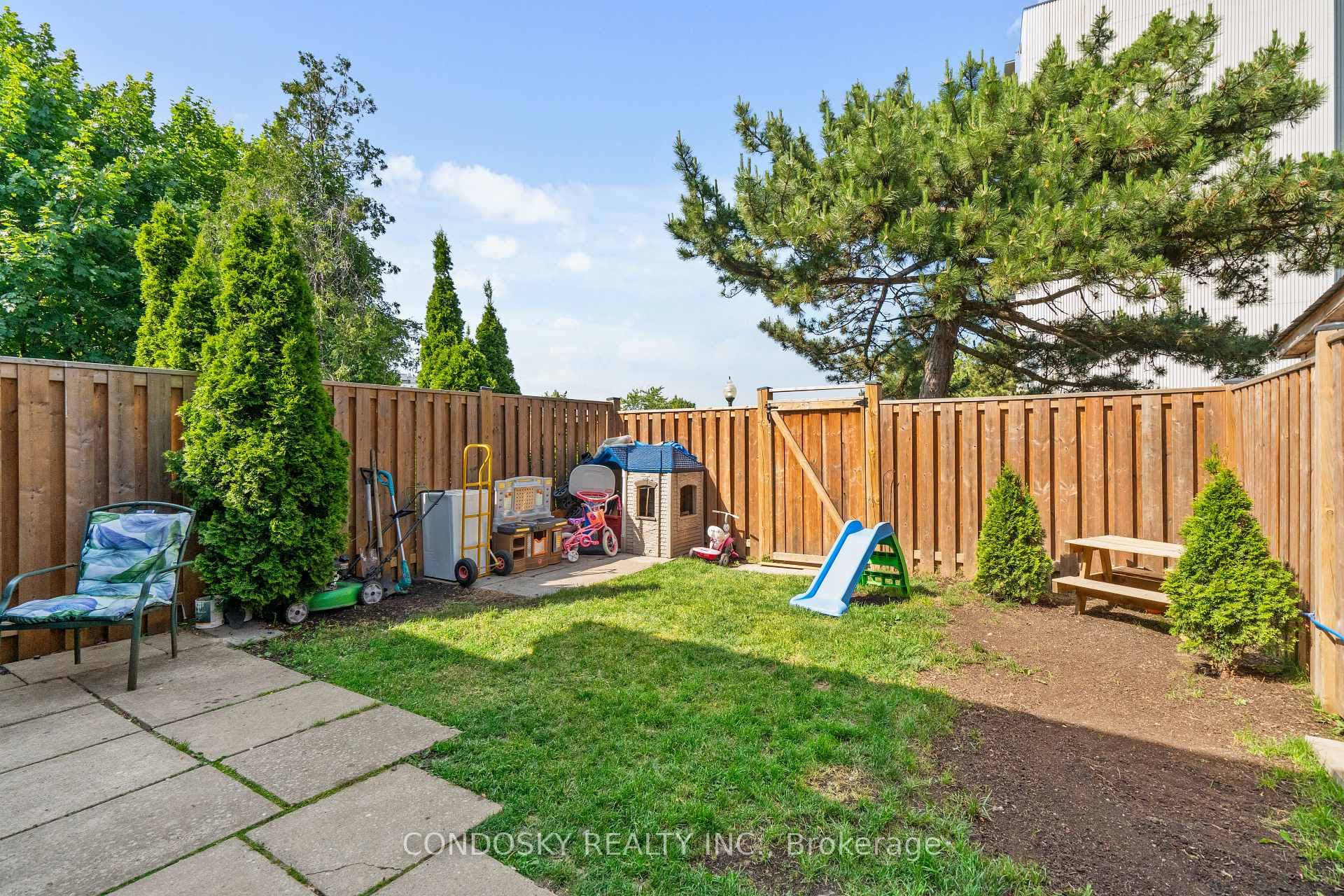 42 Village Court photo 33