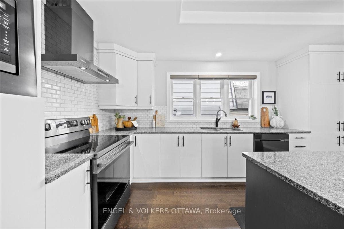1005 Gold Crescent photo 13