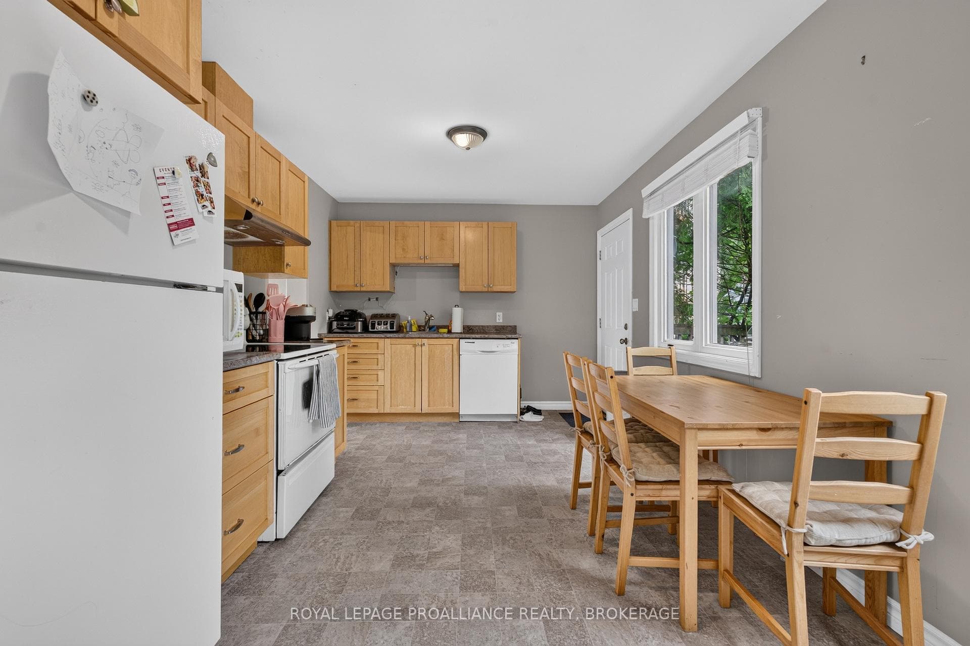 251 Yonge Street photo 11
