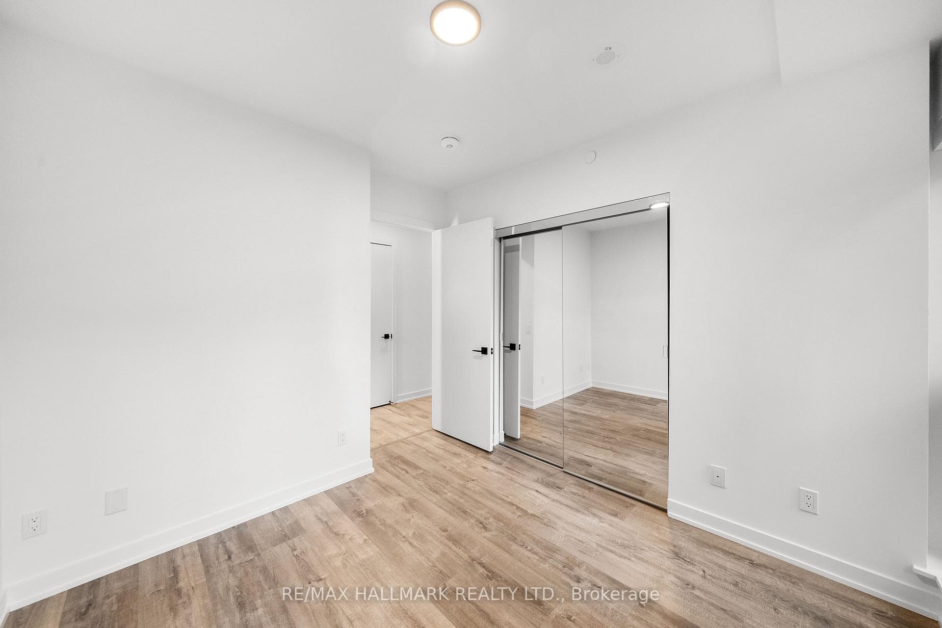 327 King Street Unit 608 photo 14