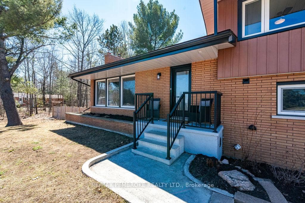 551 Laurentian Drive photo 2