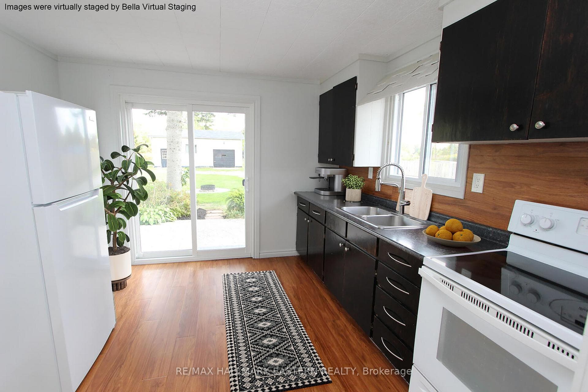 Kitchen (Virtually Staged)