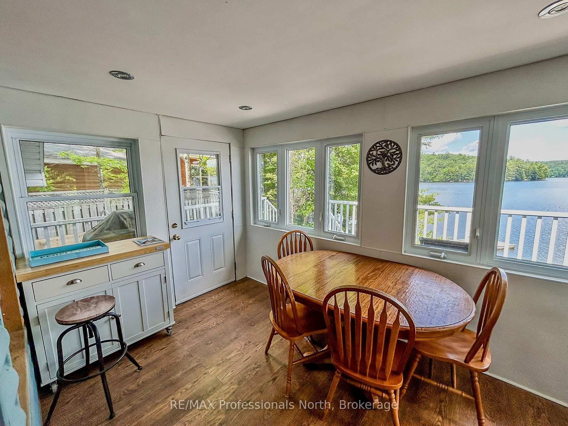 1129 Comak Crescent photo 4