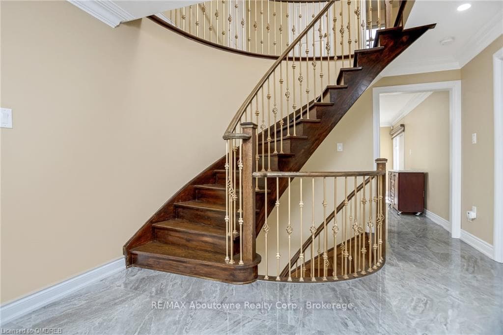 2235 GRENVILLE Drive photo 8